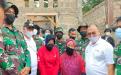 Mensos Ibu Tri Rismaharini Foto bersama Gubernur Erzaldi Rosman Foto bersama dengan salah satu warga penerima banguan Rutilahu
