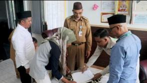 Plt Kepala Dinas, Darlan, menyaksikan penyaluran bantuan BAZNAS Bangka Belitung kepada warga penerima manfaat.