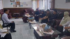 Kepala Dinsospmd, Darlan menerima kunjungan kerja tim OMBUDSMAN Kep.Bangka Belitung terkait pengawasan yanlik