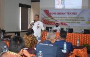 Kadin Sosial PMD Kep. Bangka Belitung, Budi Utama saat memberikan pengarahan kepada seluruh anggota BPD se Kabupaten Belitung Timur pada kegiatan Bimbingan Teknis Manajemen Penyelenggaraan Pemerintahan