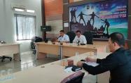 Kepala Dinas sosial dan PMD, Budi Utama yang didampingi oleh Sekretaris Dinas saat membuka kegiatan FGD penyusunan standar pelayanan pengangkatan anak pada DINSOSPMD 