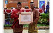Gubernur Kep. Bangka Belitung Erzaldi Rosman menyerahkan penghargaan kepada Kepala Desa terbaik untuk kategori Desa dengan PAD terbesar se Babel
