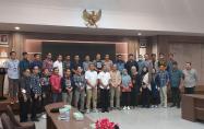 Foto bersama Pj Gubernur Kep.Bangka Belitung, Suganda Pandapotan dengan perwakilan pihak manajemen Corporate Sosial Responsibility Badan Usaha pada pertemuan Musyawarah Forum daerah forum tanggung jawab sosial dan lingkungan. 