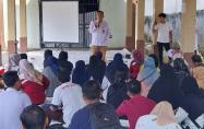 Kepala Dinas Sosial dan PMD Prov.Kep.Bangka Belitung, Budi Utama saat menyampaikan arahan dan memberikan edukasi terkait pemanfaatan bantuan sosial  untuk usaha ekonomi produktif dan bansos RUTILAHU kepada penerima manfaat bantuan, pada rabu (01/1/2023) 