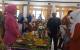 Tim juri lomba kreasi tumpeng saat melakukan penilaian hasil kreasi peserta. 